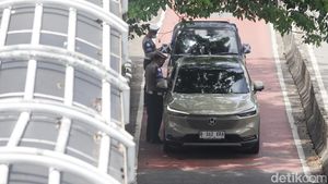 Priiit! Pengendara Bandel Terobos Busway Kena Tilang