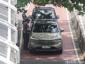 Priiit! Pengendara Bandel Terobos Busway Kena Tilang Priiit! Pengendara Bandel Terobos Busway Kena Tilang