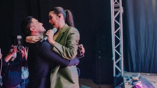 Momen Manis Hamish Daud Kasih Pelukan dan Bunga saat Raisa Manggung