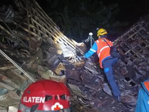 Bruk! Rumah Tua Dihuni 3 Keluarga di Kalikebo Klaten Ambruk Bruk! Rumah Tua Dihuni 3 Keluarga di Kalikebo Klaten Ambruk