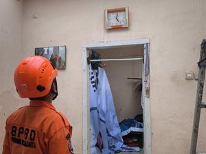 Diterjang Angin Kencang, 2 Atap Rumah Warga di Pondok Kopi Jaktim Rusak Diterjang Angin Kencang, 2 Atap Rumah Warga di Pondok Kopi Jaktim Rusak