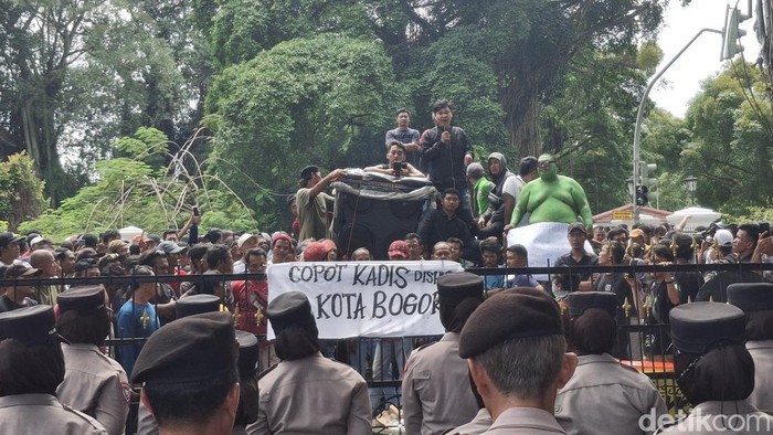 Sejumlah pemilik dan sopir angkutan perkotaan (angkot) di Kota Bogor berunjuk rasa menuntut perpanjangan batas usia operasional angkot. (M Sholihin/detikcom)