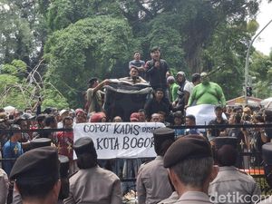 Sejumlah Sopir Demo Balai Kota Bogor, Protes Pembatasan Usia  Angkot