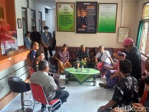 Warga Sudaji Geruduk Kejari Buleleng, Pertanyakan Dugaan Korupsi Dana Desa Warga Sudaji Geruduk Kejari Buleleng, Pertanyakan Dugaan Korupsi Dana Desa