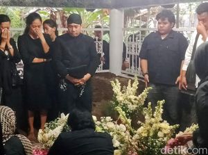 Hujan Rintik Iringi Pemakaman Ki Anom Suroto di Juwiring Klaten Hujan Rintik Iringi Pemakaman Ki Anom Suroto di Juwiring Klaten