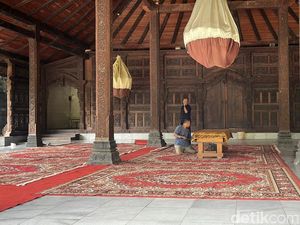 Suasana Rumah Duka Dalang Ki Anom Suroto di Kebon Seni Timasan Sukoharjo Suasana Rumah Duka Dalang Ki Anom Suroto di Kebon Seni Timasan Sukoharjo