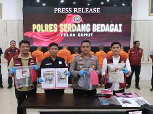 Polisi Cegat Mobil Fortuner Hendak Selundupkan Calon PMI Ilegal di Sergai Polisi Cegat Mobil Fortuner Hendak Selundupkan Calon PMI Ilegal di Sergai