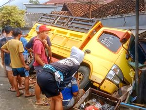 Truk Pengangkut Genteng Tabrak Rumah Warga di Sukabumi Truk Pengangkut Genteng Tabrak Rumah Warga di Sukabumi