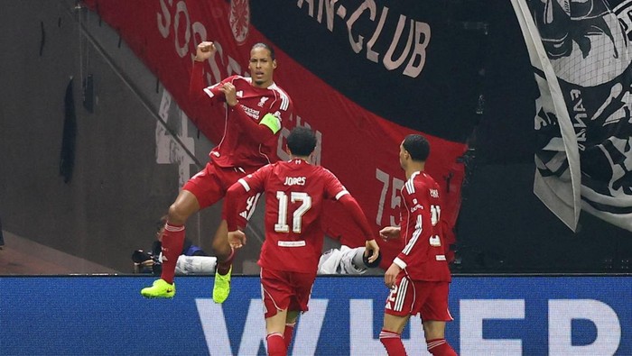 Soccer Football - UEFA Champions League - Eintracht Frankfurt v Liverpool - Deutsche Bank Park, Frankfurt, Germany - October 22, 2025  Liverpools Virgil van Dijk celebrates scoring their second goal with Liverpools Curtis Jones and Liverpools Hugo Ekitike REUTERS/Kai Pfaffenbach