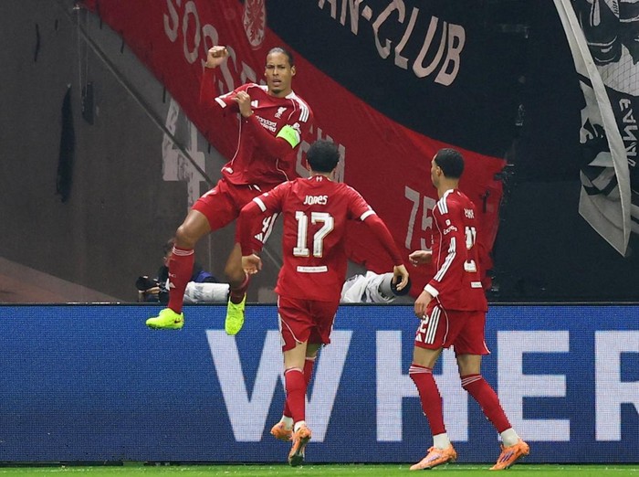 Soccer Football - UEFA Champions League - Eintracht Frankfurt v Liverpool - Deutsche Bank Park, Frankfurt, Germany - October 22, 2025  Liverpools Virgil van Dijk celebrates scoring their second goal with Liverpools Curtis Jones and Liverpools Hugo Ekitike REUTERS/Kai Pfaffenbach