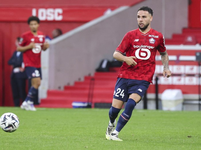 LILLE, FRANCE - SEPTEMBER 28: Calvin Ronald Verdonk #24 of Lille OSC passes the ball during the Ligue 1 McDonald's match between Lille OSC and Olympique Lyonnais at Stade Pierre Mauroy on September 28, 2025 in Lille, France. (Photo by Catherine Steenkeste/Getty Images)