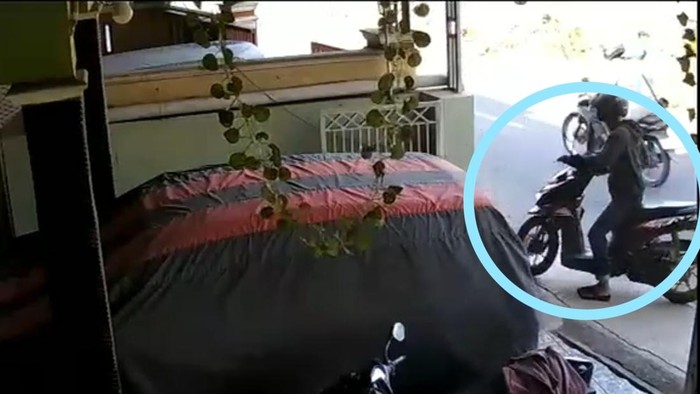 Aksi maling motor saat terekam CCTV di Pekalongan.