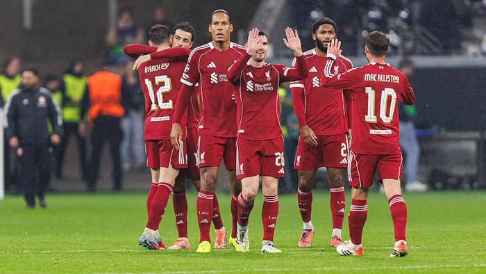 FRANKFURT AM MAIN, GERMANY - OCTOBER 22: Andy Robertson of Liverpool (C) celebrates with his teammates after winning Frankfurt during the UEFA Champions League 2025/26 League Phase MD3 match between Eintracht Frankfurt and Liverpool FC at Frankfurt Stadion on October 22, 2025 in Frankfurt am Main, Germany. (Photo by Sathire Kelpa/Eurasia Sport Images/Getty Images)