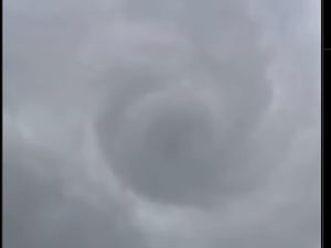 Video: Detik-detik Angin Puting Beliung Terjang Permukiman Warga di Bojonggede Video: Detik-detik Angin Puting Beliung Terjang Permukiman Warga di Bojonggede