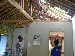 Rumah di Ciamis Rusak Tertimpa Pohon Tumbang gegara Angin Kencang Rumah di Ciamis Rusak Tertimpa Pohon Tumbang gegara Angin Kencang