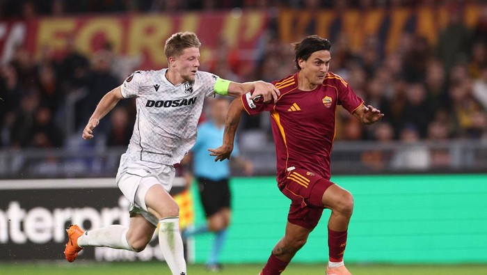 Soccer Football - UEFA Europa League - AS Roma v Viktoria Plzen - Stadio Olimpico, Rome, Italy - October 23, 2025 AS Romas Paulo Dybala in action with Viktoria Plzens Lukas Cerv REUTERS/Guglielmo Mangiapane