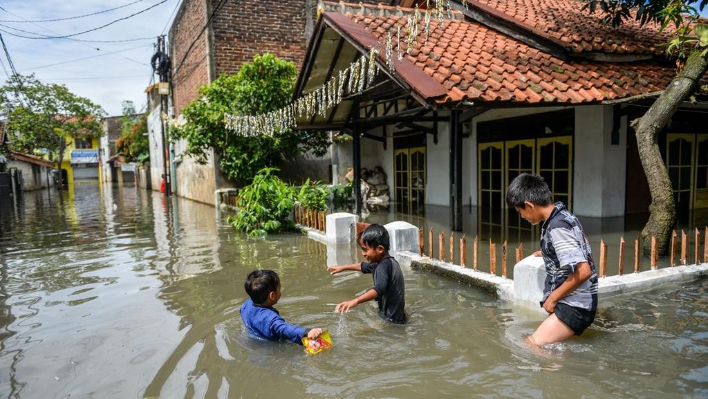 Banjir Parah di Dayeuhkolot, Luapan Sungai Citarum Rendam Ratusan Rumah Banjir Parah di Dayeuhkolot, Luapan Sungai Citarum Rendam Ratusan Rumah