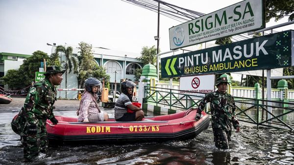 Banjir Rendam Jalur Pantura Semarang, Pasien dan Nakes Dievakuasi Pakai Perahu Karet
