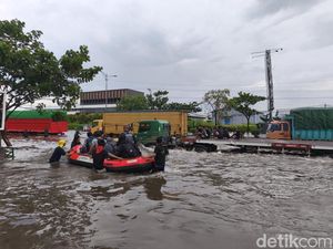 Cerita Relawan Bolak-balik Terjang Banjir demi Antar Pasien RSI Sultan Agung Cerita Relawan Bolak-balik Terjang Banjir demi Antar Pasien RSI Sultan Agung