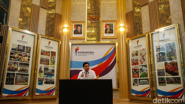 Menteri Pemuda dan Olahraga Erick Thohir melakukan konferensi pers di Kemenpora, Jakarta, Jumat. (24/10/2025).