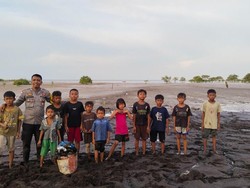 Jaga Pantai Gelombang Cinta, Bhabin Meranti Ajak Anak Suku Akit Tanam Mangrove Jaga Pantai Gelombang Cinta, Bhabin Meranti Ajak Anak Suku Akit Tanam Mangrove