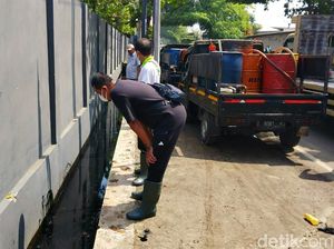Saluran Air hingga Sawah di Karawang Tercemar Oli Bekas Saluran Air hingga Sawah di Karawang Tercemar Oli Bekas