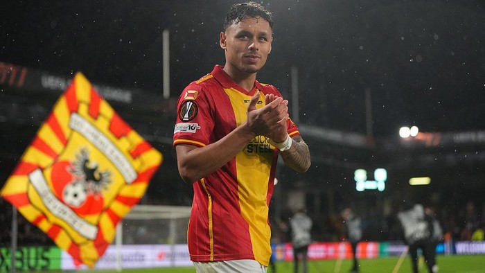 DEVENTER, NETHERLANDS - OCTOBER 23: Dean James of Go Ahead Eagles applauds the fans following the UEFA Europa League 2025/26 League Phase MD3 match between Go Ahead Eagles and Aston Villa FC at Stadion De Adelaarshorst on October 23, 2025 in Deventer, Netherlands. (Photo by Alex Bierens de Haan - UEFA/UEFA via Getty Images)