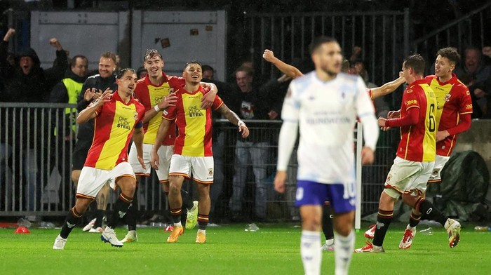 DEVENTER, NETHERLANDS - OCTOBER 23: Mats Deijl of Go Ahead Eagles celebrates 2-1 with Dean James of Go Ahead Eagles, Mathis Suray of Go Ahead Eagles, Joris Kramer of Go Ahead Eagles, Calvin Twigt of Go Ahead Eagles, gMats Deijl of Go Ahead Eagles  during the UEFA Europa League   match between Go Ahead Eagles v Aston Villa at the De Adelaarshorst on October 23, 2025 in Deventer Netherlands (Photo by Jeroen van den Berg/Soccrates /Getty Images)