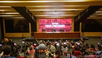 Erick menambahkan pelatih baru nantinya harus memahami blueprint pembinaan sepak bola nasional dari level muda hingga senior. Erick menambahkan pelatih baru nantinya harus memahami blueprint pembinaan sepak bola nasional dari level muda hingga senior.