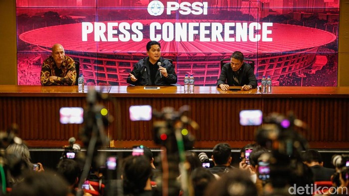 Erick Thohir Pastikan Rekrutmen Pelatih Timnas Tak Asal Pilih Ketua Umum PSSI Erick Thohir saat melakukan konferensi pers di Jakarta, Jumat, (24/10/2025). Erick Thohir menyebut pencarian pelatih Timnas harus matang dan tidak terburu-buru.