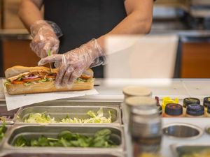 Pelanggan Protes Dikenakan Tip Otomatis saat Pesan Sandwich Pelanggan Protes Dikenakan Tip Otomatis saat Pesan Sandwich