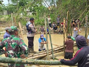 Sat Set Polsek Batangan Tangani Tanggul Sungai Jebol di Pati Sat Set Polsek Batangan Tangani Tanggul Sungai Jebol di Pati