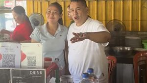 Gaya Santai Hotman Paris Saat Makan di Warung Bebek dan Kulineran di Bali