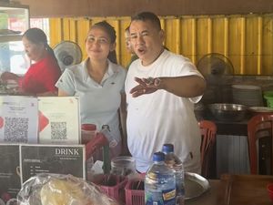 Gaya Santai Hotman Paris Saat Makan di Warung Bebek dan Kulineran di Bali Gaya Santai Hotman Paris Saat Makan di Warung Bebek dan Kulineran di Bali
