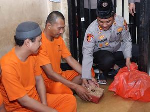 Semangat Peduli, Kapolres Inhil Bagikan Makanan Jumat Berkah ke Tahanan Semangat Peduli, Kapolres Inhil Bagikan Makanan Jumat Berkah ke Tahanan