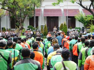 Sinergi Polisi dan Driver Ojol dalam Apel Kamtibmas Polrestabes Surabaya Sinergi Polisi dan Driver Ojol dalam Apel Kamtibmas Polrestabes Surabaya
