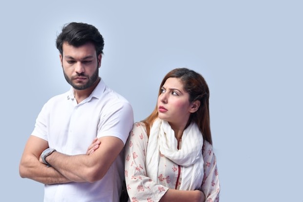 Kebiasaan memendam emosi dapat menjadi kebiasaan buruk dalam pernikahan yang paling berbahaya/Foto: Unsplash/Fotos Ketika pasangan tak bahagia enggan membicarakan masalah secara terbuka, jarak emosional mulai terbentuk. Kebencian kecil yang tidak diselesaikan perlahan merusak kedekatan dalam hubungan. Akibatnya, kehangatan yang dulu ada berubah menjadi ketegangan yang terus tumbuh.