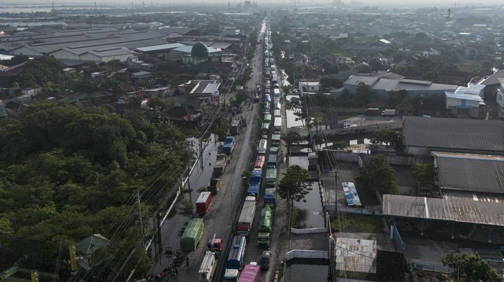 Kemacetan Panjang Akibat Banjir Landa Jalur Pantura Semarang Kemacetan Panjang Akibat Banjir Landa Jalur Pantura Semarang