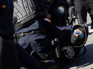 Kericuhan Warnai Protes Kedatangan Agen Federal di Alameda