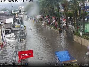Polisi Alihkan Arus Lalu Lintas Akibat Banjir di Lembang Bandung Barat Polisi Alihkan Arus Lalu Lintas Akibat Banjir di Lembang Bandung Barat