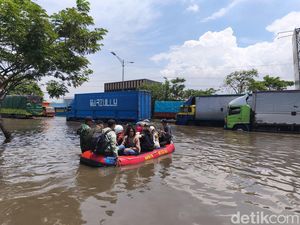 Pantura Semarang Masih Banjir Selutut, Hanya Truk-Bus yang Berani Lewat Pantura Semarang Masih Banjir Selutut, Hanya Truk-Bus yang Berani Lewat