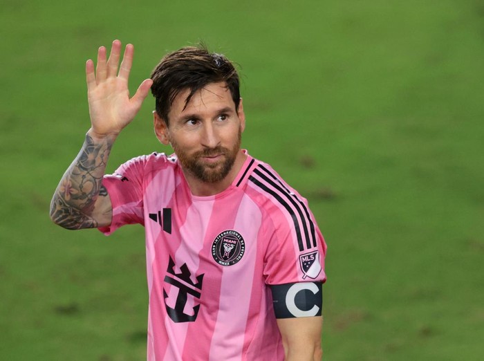 Oct 11, 2025; Fort Lauderdale, Florida, USA; Inter Miami CF forward Lionel Messi (10) waves toward the fans  after the game against Atlanta United at Chase Stadium. Mandatory Credit: Sam Navarro-Imagn Images
