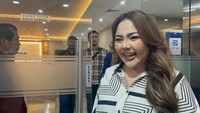 Senyum Lisa Mariana di Bareskrim saat Berstatus Tersangka Senyum Lisa Mariana di Bareskrim saat Berstatus Tersangka