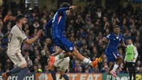 Marc Guiu (lompat) mencetak gol pertama Chelsea saat mengalahkan Ajax. Ia baru berusia 19 tahun 291 hari. Foto: AFP/GLYN KIRK