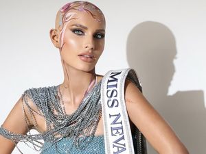 Foto Finalis Miss USA 2025 yang Botak, Jalan di Panggung Tanpa Wig Foto Finalis Miss USA 2025 yang Botak, Jalan di Panggung Tanpa Wig