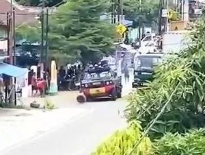 Viral Rantis Brimob Dilempari Batu Saat Penggerebekan Bandar Narkoba di Palu Viral Rantis Brimob Dilempari Batu Saat Penggerebekan Bandar Narkoba di Palu