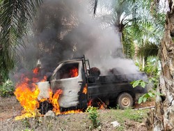 Mobil Milik Pencuri Sawit di Bengkulu Dibakar Warga Mobil Milik Pencuri Sawit di Bengkulu Dibakar Warga