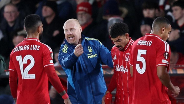Soccer Football - UEFA Europa League - Nottingham Forest v FC Porto - The City Ground, Nottingham, Britain - October 23, 2025 Nottingham Forest manager Sean Dyche gives instructions to Nottingham Forests Douglas Luiz and Nottingham Forests Morgan Gibbs-White REUTERS/David Klein