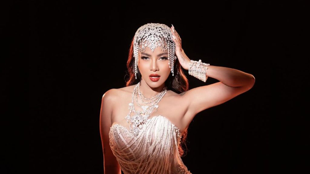 Gaya Old Hollywood Olla Ramlan di Pemotretan, Glamor Dengan Mini Dress Payet Gaya Old Hollywood Olla Ramlan di Pemotretan, Glamor Dengan Mini Dress Payet