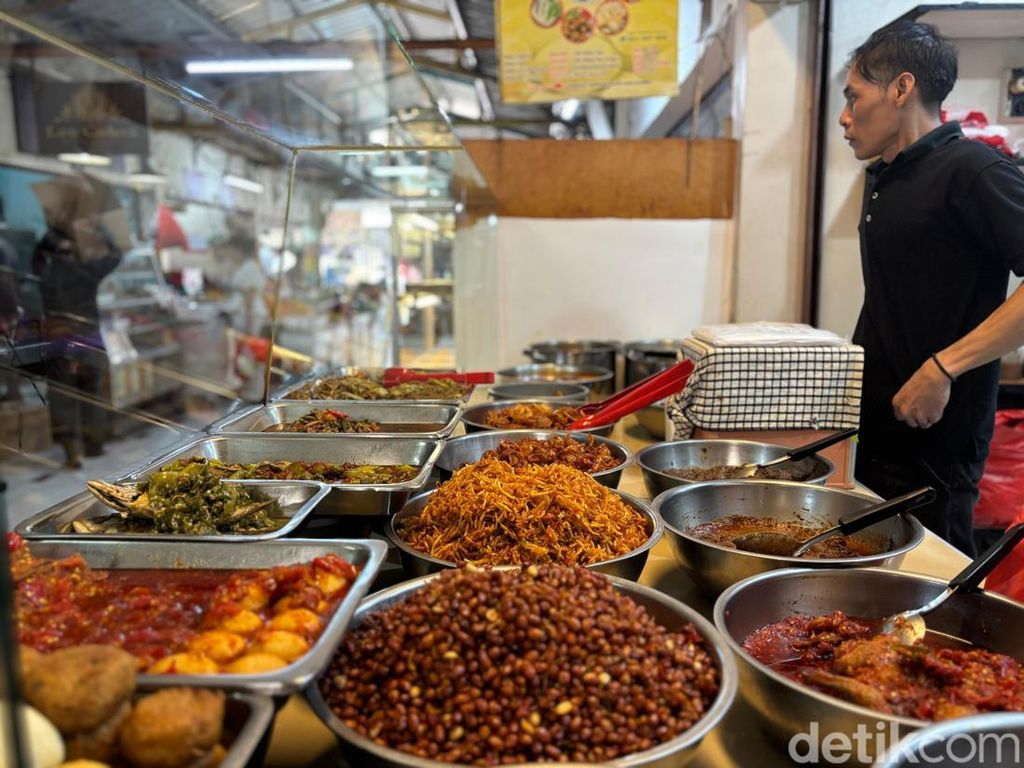 Lontong Medan Alay di Pasar Puri Pertahankan Cita Rasa Legendaris Sejak 1970 Lontong Medan Alay di Pasar Puri Pertahankan Cita Rasa Legendaris Sejak 1970